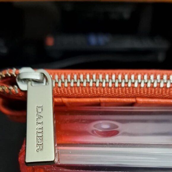 New Danier Slim Leather Wallet Credit Card Holders with Photo ID Window - Picture 2 of 3